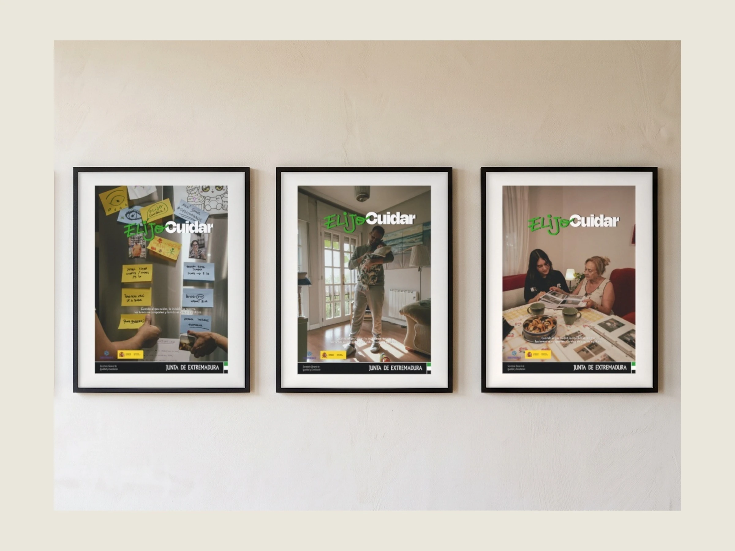 Carteles de la campaña Elijo Cuidar enmarcados en una pared de galería